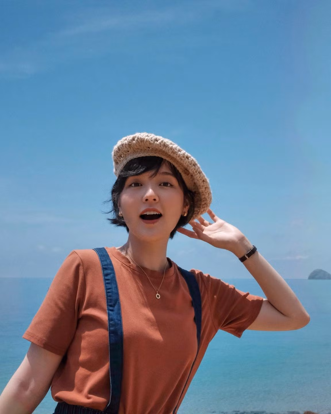 Đây là lựa chọn khá khác biệt nếu đặt trong bối cảnh du lịch biển vốn là nơi nhiều người thường ưu tiên trang phục mát mẻ, phóng khoáng hay bikini gợi cảm. Tuy nhiên, chính sự “ngược dòng” này lại làm nổi bật nét cá tính dịu dàng, thanh thuần của “nàng thơ Sơn Tùng M-TP”.