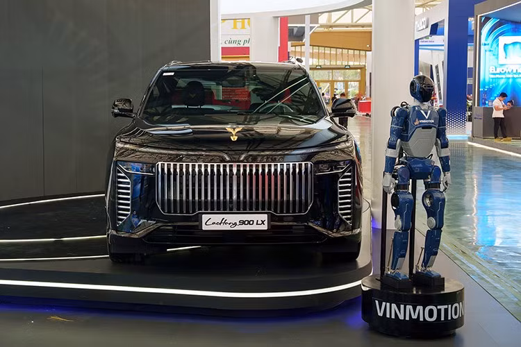 VinFast Lạc Hồng 900 LX đang thu hút sự quan tâm lớn từ người tiêu dùng và giới chuyên môn. Với phiên bản thương mại mở bán, thiết kế khác biệt cùng nội thất cao cấp, mẫu SUV kéo dài này được kỳ vọng sẽ mở ra một phân khúc hoàn toàn mới cho VinFast – xe sang thương gia phục vụ khách VIP.