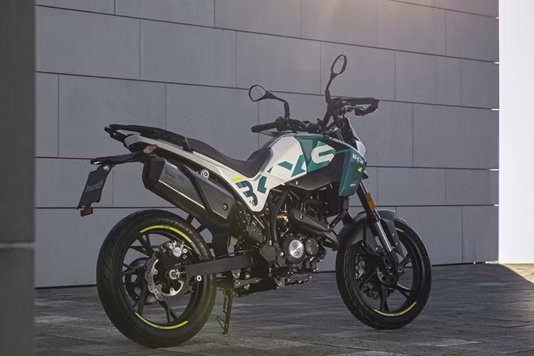 Trái tim của BKX 125 là động cơ đơn xy-lanh 125cc làm mát bằng chất lỏng, đạt chuẩn Euro5+. Động cơ này sản sinh 14,7 mã lực tại 9.500 vòng/phút và mômen xoắn cực đại là 12Nm tại 7.000 vòng/phút, phù hợp với phân khúc A1 dành cho người mới lái.