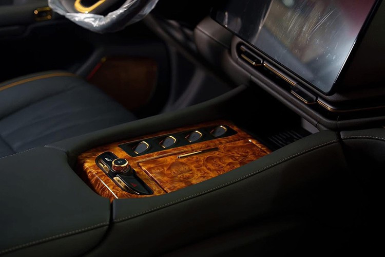 Pin của xe có dung lượng 123 kWh, mang đến quãng đường di chuyển khoảng 595 km sau một lần sạc đầy pin. Trọng lượng của xe lên đến 3.035 kg.