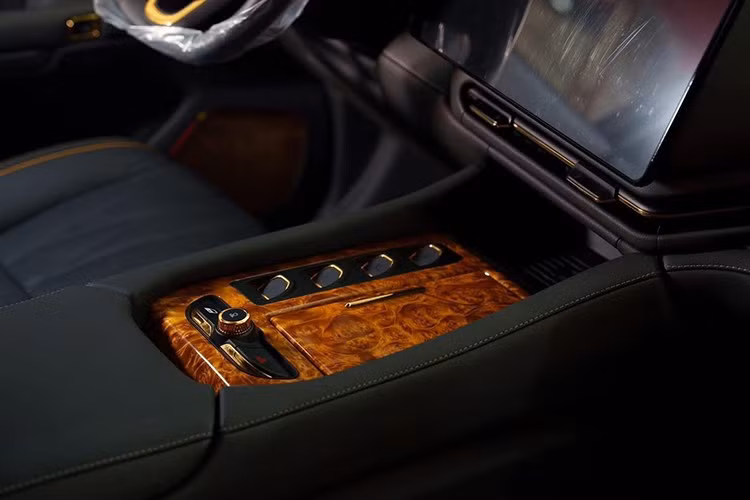 Pin của xe có dung lượng 123 kWh, mang đến quãng đường di chuyển khoảng 595 km sau một lần sạc đầy pin. Trọng lượng của xe lên đến 3.035 kg.