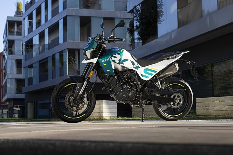 BKX 125 được thiết kế tại Benelli Style Center ở Pesaro, Ý, với triết lý “đơn giản – mềm mại – tinh gọn”, chú trọng từng chi tiết nhỏ để tạo tổng thể hài hòa và hiện đại.