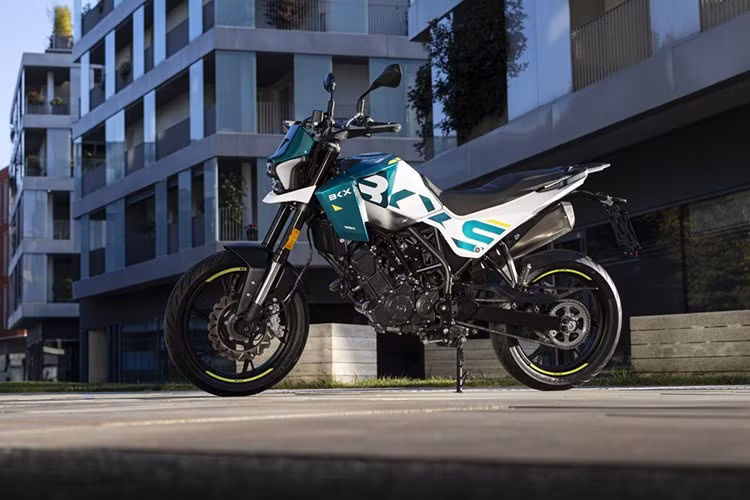 BKX 125 được thiết kế tại Benelli Style Center ở Pesaro, Ý, với triết lý “đơn giản – mềm mại – tinh gọn”, chú trọng từng chi tiết nhỏ để tạo tổng thể hài hòa và hiện đại.