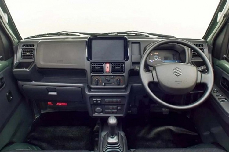 Dù nội thất không thể che giấu được sự lỗi thời, ít nhất Suzuki đã cải thiện được thông số kỹ thuật. Mỗi mẫu xe giờ đây đều trang bị cụm đồng hồ kỹ thuật số nằm phía sau vô-lăng hai chấu, mang hơi hướng cổ điển hơn là hiện đại, giống như được lấy thẳng từ một chiếc xe tải chở hàng những năm 1990.