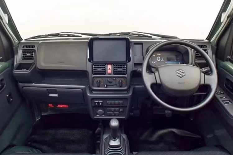 Dù nội thất không thể che giấu được sự lỗi thời, ít nhất Suzuki đã cải thiện được thông số kỹ thuật. Mỗi mẫu xe giờ đây đều trang bị cụm đồng hồ kỹ thuật số nằm phía sau vô-lăng hai chấu, mang hơi hướng cổ điển hơn là hiện đại, giống như được lấy thẳng từ một chiếc xe tải chở hàng những năm 1990.
