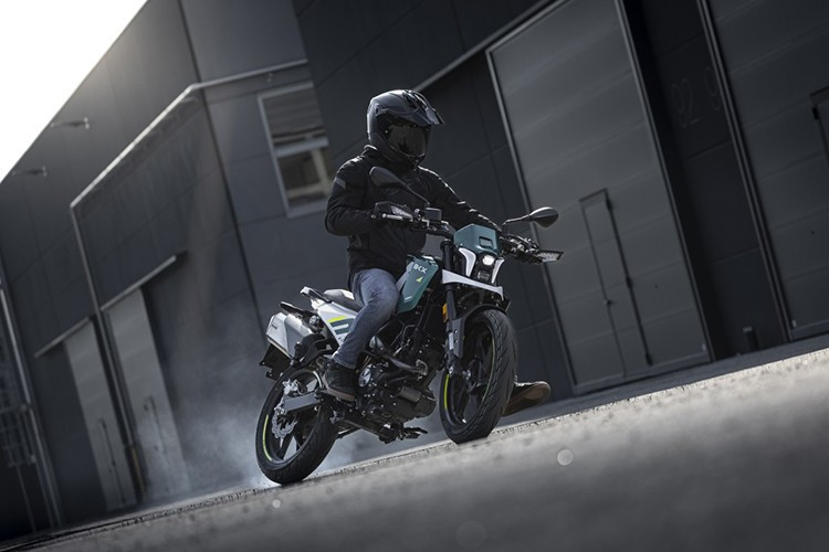 Hệ thống phanh gồm đĩa trước 280mm với heo bốn piston radial và đĩa sau 240mm kèm heo piston đơn nổi, đảm bảo khả năng kiểm soát an toàn ở mọi điều kiện. Chiều cao yên 860mm và khoảng sáng gầm 233mm giúp người lái dễ dàng điều khiển.