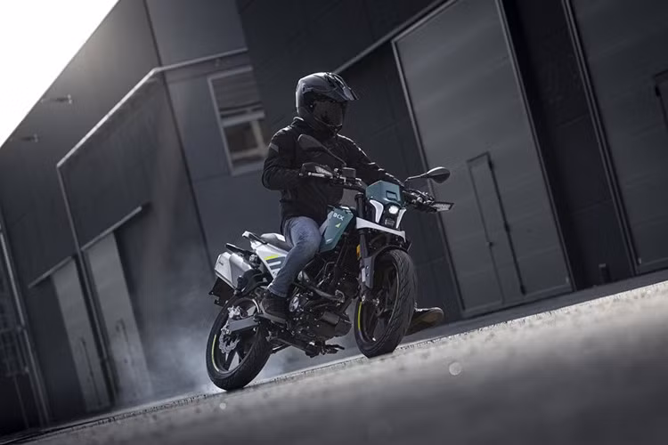 Hệ thống phanh gồm đĩa trước 280mm với heo bốn piston radial và đĩa sau 240mm kèm heo piston đơn nổi, đảm bảo khả năng kiểm soát an toàn ở mọi điều kiện. Chiều cao yên 860mm và khoảng sáng gầm 233mm giúp người lái dễ dàng điều khiển.