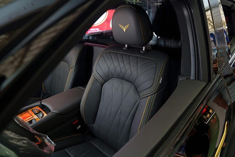 Để đảm bảo sự riêng tư tuyệt đối cho hành khách, mẫu xe hạng sang nhà Vinfast này được thiết kế vách ngăn tách biệt với khoang lái, đi kèm hệ thống kính cách âm và rèm điều khiển điện.