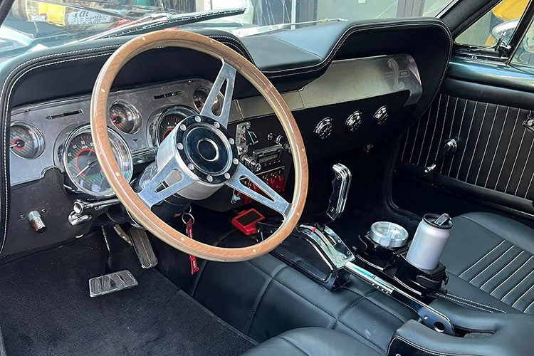 Bên trong xe cũng có chút thay đổi nhẹ với vô-lăng ốp gỗ GT350 và thêm dây đai an toàn Scott Drake Race. Xe hiện tại không có nhiều thay đổi, chỉ nhẹ nhàng với nội thất bọc da mới và kèm theo món đồ chơi là hộc đựng bình cà phê và gạt tàn xì gà cho chủ xe sử dụng.