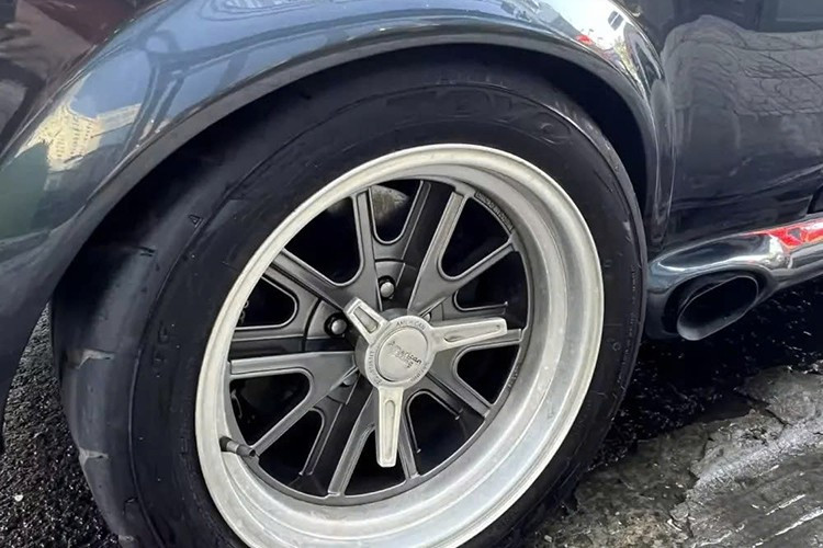 Dự án độ chiếc Ford Mustang GT500 Eleanor này tại Việt Nam hoàn thành trong 2 năm. Bộ vành xe được thay thế hoàn toàn sang vành American Racing VN427 Shelby Cobra với kích thước 17 inch mang hơi hướng cổ điển và phù hợp với một chiếc xe cơ bắp kiểu Mỹ. Thêm vào đó, xe cũng đã được thay thế sang hệ thống treo HEIDTS PRO-GIFS.