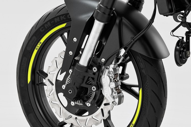 BKX 125 được trang bị bộ vành nan hoa 19 inch và 17 inch lần lượt cho phía trước và sau. Cùng với đó là lốp đa dụng cho khả năng vận hành linh hoạt trên nhiều địa hình khác nhau của người sử dụng.