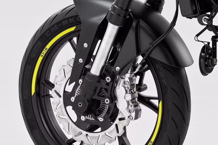 BKX 125 được trang bị bộ vành nan hoa 19 inch và 17 inch lần lượt cho phía trước và sau. Cùng với đó là lốp đa dụng cho khả năng vận hành linh hoạt trên nhiều địa hình khác nhau của người sử dụng.