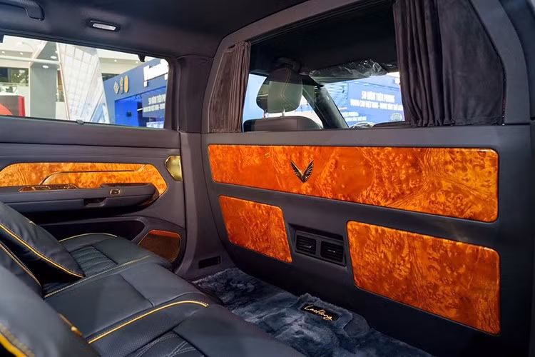 Hàng ghế chủ tịch được trang bị đầy đủ các tính năng như sưởi ấm, làm mát, chỉnh điện 10 hướng và bệ tỳ chân. Trải nghiệm giải trí được nâng tầm nhờ dàn âm thanh 13 loa Audison được chế tác riêng biệt, mang đến không gian thưởng lãm âm nhạc thượng lưu.