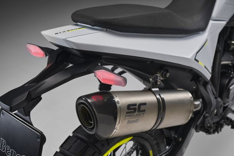 Giảm xóc đơn phía sau của xe có thể điều chỉnh tải trước và hồi, kết nối với gắp sau thông qua cơ cấu liên kết, đảm bảo xe vận hành ổn định ở đa dạng nhiều loại địa hình khác nhau.