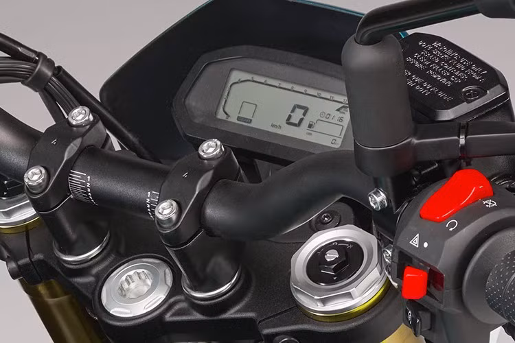 Benelli BKX 125 sở hữu cụm đồng hồ dạng kỹ thuật số đơn sắc dễ quan sát, Bình xăng dung tích 12 lít cho phép di chuyển dài hơn mà không phải tiếp nhiên liệu thường xuyên. Xe sử dụng khung sườn trellis bằng thép, kết hợp phuộc trước 41mm có thể điều chỉnh hoàn toàn tải trước, nén và hồi.