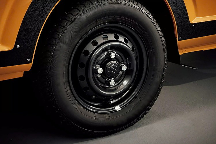 Mẫu xe tải cỡ nhỏ Suzuki Carry và Super Carry 2026 thế hệ mới cũng có các họa tiết màu đen trên thân, cùng vành xe và tay nắm cửa bằng thép cùng màu bắt mắt hơn thế hệ cũ.