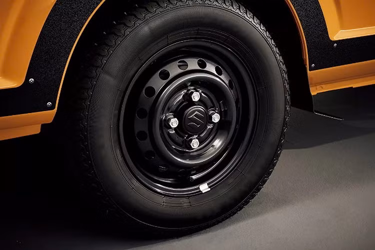 Mẫu xe tải cỡ nhỏ Suzuki Carry và Super Carry 2026 thế hệ mới cũng có các họa tiết màu đen trên thân, cùng vành xe và tay nắm cửa bằng thép cùng màu bắt mắt hơn thế hệ cũ.