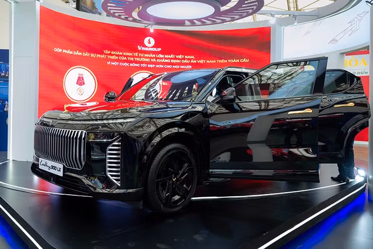 Theo hãng VinFast, Lạc Hồng 900 LX là dòng xe giới hạn mang đậm tinh hoa và bản sắc dân tộc, biểu tượng tự hào mới của sự “Mãnh liệt tinh thần Việt Nam”. Xe sở hữu chiều dài cơ sở lên tới 3.349 mm cùng các chi tiết ngoại thất ấn tượng nhằm tôn vinh nguồn cội và văn hóa truyền thống Việt Nam.