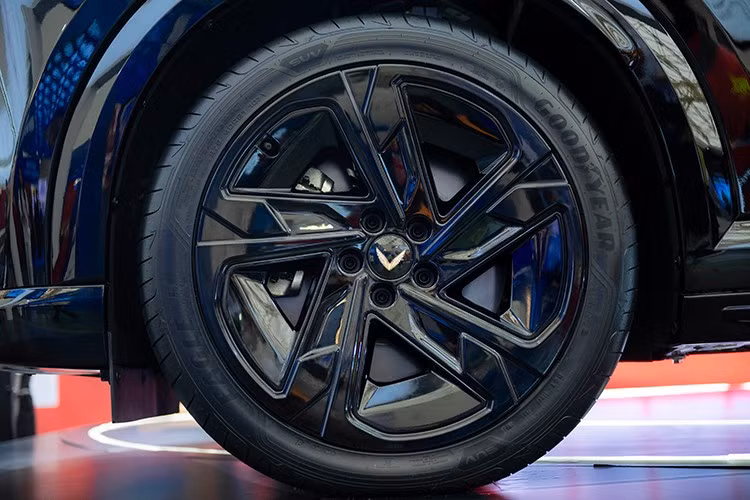 Ở phía sau, dòng chữ "Lạc Hồng 900 LX" và logo vàng đặt trên cốp, đi kèm cụm đèn hậu LED với dải đèn định vị trải dài toàn chiều rộng. Hai khe gió giả hai bên được tạo hình nan song song đồng bộ với thiết kế mặt trước, mâm xe 5 chấu sơn đen cùng logo chữ V cách điệu màu vàng mang đến sự liền mạch tổng thể.