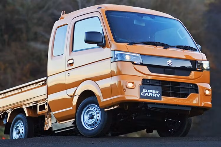 Người mua có thể lựa chọn giữa hệ dẫn động cầu sau hoặc dẫn động 4 bánh. Hệ dẫn động 4 bánh cũng có sẵn với khóa vi sai và chức năng hỗ trợ thoát bùn mới, cho phép xe di chuyển xa hơn trên những con đường gồ ghề nhờ chiều dài cơ sở ngắn và khoảng sáng gầm 273 mm.