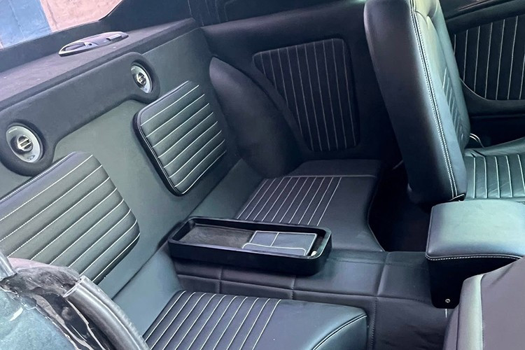 Cũng cần phải nói qua về Ford Mustang Eleanor, đây là mẫu xe đã từng xuất hiện trong bộ phim "Gone in 60 seconds" rất nổi tiếng với sự diễn xuất của nam tài tử Nicholas Cage. Trong bộ phim này, đã có hai chiếc Ford Mustang 1971 được sử dụng để độ thành Mustang Shelby GT500 Eleanor.