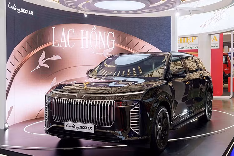 VinFast Lạc Hồng 900 LX là dòng SUV hạng sang đã lần đầu tiên trình làng tại Việt Nam vào hồi cuối tháng 8/2025 trong sự kiện bàn giao lô xe đặc biệt cho Bộ Ngoại giao. Lô xe này bao gồm cả phiên bản tiêu chuẩn và chống đạn. Mãi đến nay, đại lý mới chuẩn bị mở bán VinFast Lạc Hồng 900 LX bản tiêu chuẩn. Giá xe hiện vẫn chưa được công bố nhưng dự kiến sẽ rơi vào khoảng 5 tỷ đồng.