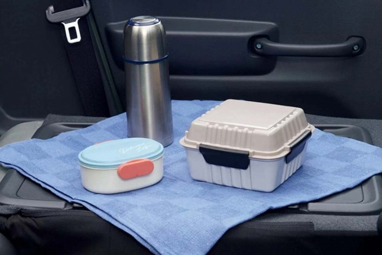 Trang bị đã được nâng cấp với hệ thống hỗ trợ phanh khẩn cấp, hệ thống cảnh báo lệch làn đường, nhận diện biển báo, chức năng thông báo khởi động, tín hiệu dừng khẩn cấp và cảm biến đỗ xe (trước và sau).