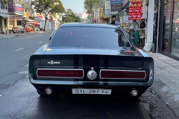 Một chiếc được độ khá kỹ càng để có thể trình diễn những pha drift, stunt phục vụ cho những cảnh quay hành động trong phim. Một chiếc khác thì được độ một cách tinh xảo để phục vụ cho những cú máy ghi lại sự bóng bẩy, đẹp mắt và đầy cơ bắp của mẫu xe này.