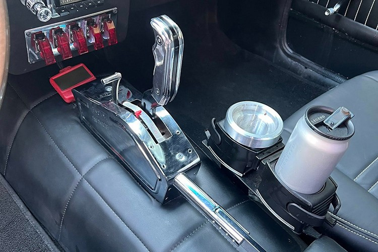 Riêng về động cơ và hộp số, chiếc Ford Mustang Shelby GT500 Eleanor này đã được thay sang máy Ford Windsor 427 dung tích 7.0L, có khả năng sản sinh công suất tối đa lên tới 500 mã lực và mô-men xoắn cực đại 678 Nm.