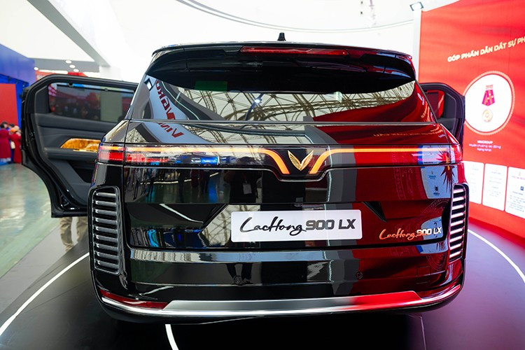 Cuối cùng là hệ thống treo độc lập, tay đòn kép ở phía trước và liên kết đa điểm phía sau, giảm chấn khí nén, hứa hẹn mang đến cảm giác êm ái cho hành khách trên xe.