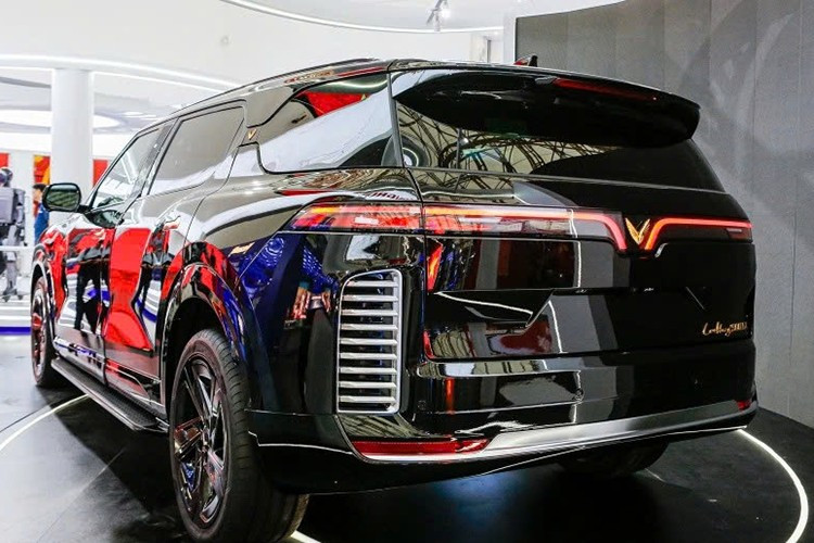 Theo nhân viên tư vấn bán hàng tại đại lý, Lạc Hồng 900 LX có thể được giảm giá trực tiếp 4% dựa trên giá niêm yết, tương đương 200 triệu đồng. Bên cạnh đó, hãng còn áp dụng ưu đãi cho khách hàng đáp ứng các điều kiện như hạng VinClub, tặng điểm VPOINT hoặc hỗ trợ chuyển đổi từ xe xăng sang ôtô điện.