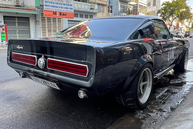 Đây là chiếc xe độ độc nhất Việt Nam - Ford Mustang Shelby GT500 Eleanor - đã chính thức về đội xe nghìn tỷ đồng của ông Đặng Lê Nguyên Vũ, ngoài hàng trăm siêu xe và xe thể thao xếp chật kín trong nhiều bãi xe của "vua cà phê" Việt Nam trải dài từ Nam ra Bắc đến Tây Nguyên, doanh nhân này còn sở hữu chắc phải gần 30 xe Ford Mustang đủ dòng.