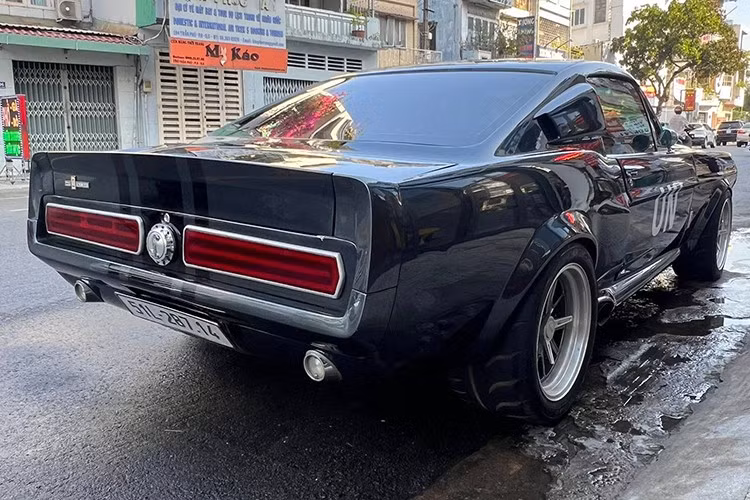 Đây là chiếc xe độ độc nhất Việt Nam - Ford Mustang Shelby GT500 Eleanor - đã chính thức về đội xe nghìn tỷ đồng của ông Đặng Lê Nguyên Vũ, ngoài hàng trăm siêu xe và xe thể thao xếp chật kín trong nhiều bãi xe của "vua cà phê" Việt Nam trải dài từ Nam ra Bắc đến Tây Nguyên, doanh nhân này còn sở hữu chắc phải gần 30 xe Ford Mustang đủ dòng.