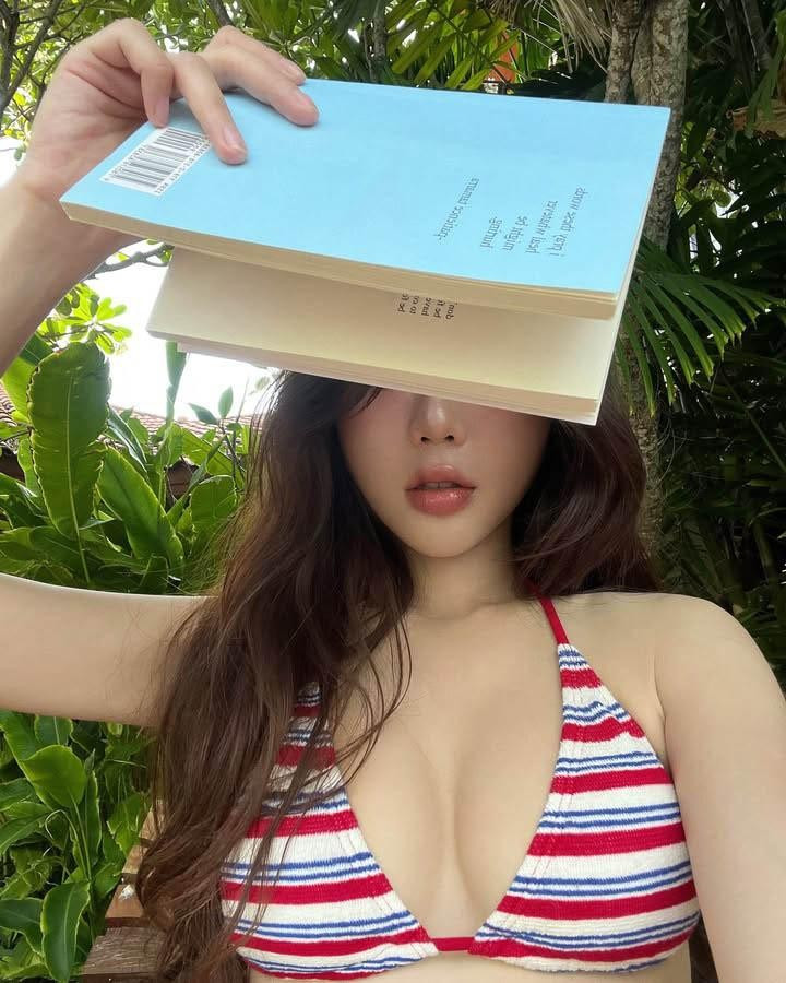 Cụ thể, ngay dưới phần giới thiệu, cô nàng đã viết rõ ràng bằng tiếng Thái: "Không cho phép sử dụng hình ảnh và clip 50.000 Bath (khoảng 40 triệu đồng)".