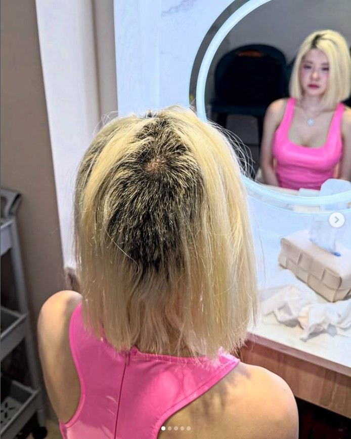 Vụ việc bắt đầu khi DJ SODA chia sẻ trên Instagram cá nhân rằng mái tóc dày và khỏe của cô đã bị hư tổn nặng nề, "cháy" từ gốc và rụng từng mảng lớn sau một lần tẩy tóc.