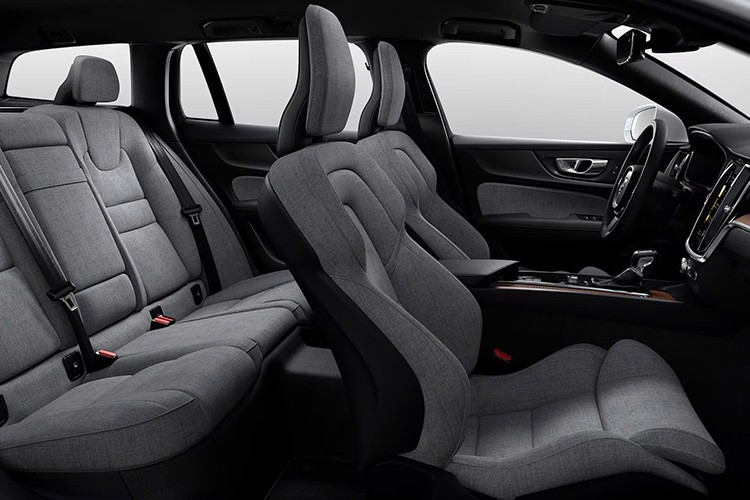 Volvo V60 Cross Country là một mẫu xe nhập khẩu được Volvo lắp ráp tại Gothenburg, Thụy Điển. Hiện có sẵn các cấu hình cho phiên bản năm 2026, mẫu xe hạng sang cỡ nhỏ này xóa nhòa ranh giới giữa xe wagon thông thường và crossover nhờ khoảng sáng gầm xe lớn hơn và kiểu dáng mạnh mẽ hơn.