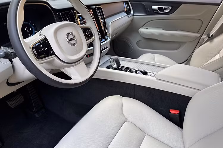 Hiện xe có hai phiên bản để cấu hình, đó là bản Plus giá 53.495 đô la và bản Ultra giá 58.795 đô la. Trong cả 2 trường hợp, phí vận chuyển sẽ cộng thêm 1.295 đô la vào giá cuối cùng. Cũng cần lưu ý, cả hai đều được trang bị hệ dẫn động bốn bánh toàn thời gian và hệ thống truyền động hybrid nhẹ B5 tiêu chuẩn.