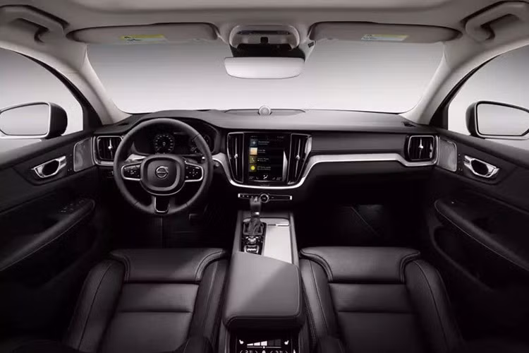 Trong thông cáo báo chí được trích dẫn, Volvo Car USA khẳng định rõ ràng rằng khách hàng tại Mỹ phần lớn ưa chuộng xe SUV. Nếu bạn tò mò "phần lớn" nghĩa là gì trong ngữ cảnh này, thì có thể nói rằng XC60 đã bán chạy hơn tất cả các dòng xe sedan và wagon của Volvo tại Hoa Kỳ từ quý 1 đến quý 3 năm 2025.