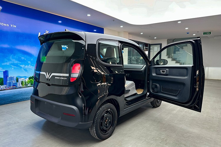 Đây là mẫu xe nhỏ nhất của thương hiệu VinFast hiện nay. Xe sở hữu kích thước dài x rộng x cao lần lượt 3.090 x 1.496 x 1.625 mm và chiều dài cơ sở 2.065 mm, ngang ngửa đối thủ Wuling Hongguang Mini EV.