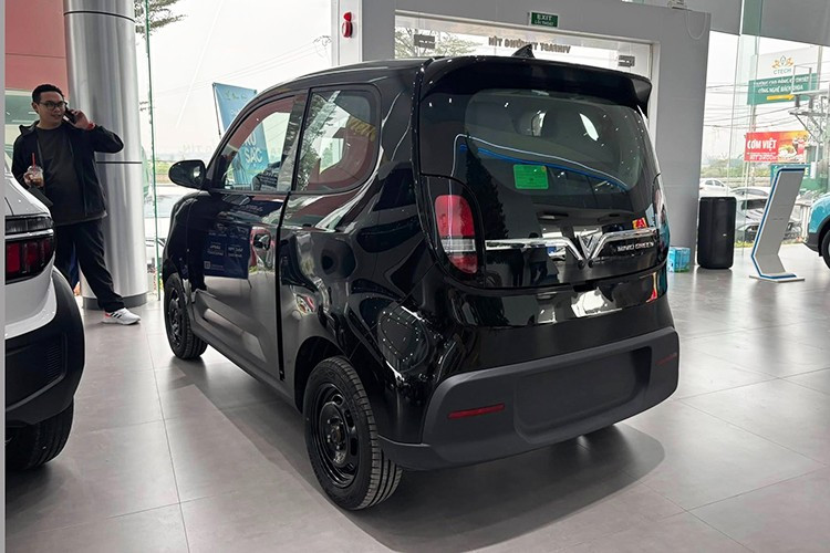 Ngoài ra, mẫu xe mini điện này còn dùng hệ thống điện 400 V mới thay vì 100 V như thông tin ban đầu, giúp rút ngắn thời gian sạc pin từ 10% lên 70% xuống còn khoảng hơn 30 phút.