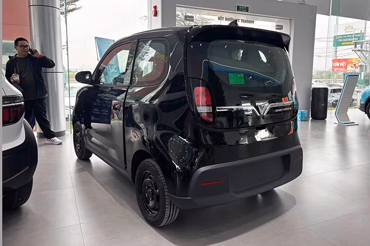 Ngoài ra, mẫu xe mini điện này còn dùng hệ thống điện 400 V mới thay vì 100 V như thông tin ban đầu, giúp rút ngắn thời gian sạc pin từ 10% lên 70% xuống còn khoảng hơn 30 phút.