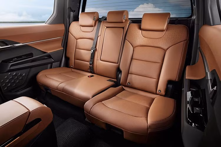 Thế hệ hiện tại của Musso (tức Rexton Sports) ra mắt từ năm 2018 và nâng cấp facelift vào 2023. Xe sử dụng khung gầm rời chia sẻ với SUV Rexton, trang bị động cơ xăng và diesel truyền thống. Mẫu Q300 dự kiến vẫn sẽ dùng nền tảng này, nhưng có thể bổ sung phiên bản hybrid cùng các cải tiến về cấu trúc.