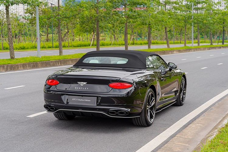 Đây là chiếc Bentley Continental GTC S V8 Vietnam Skyline Edition độc bản tại Việt Nam, đây là phiên bản mang tinh thần của những khoảnh khắc đêm đô thị. Sắc đen Onyx phủ lên thân xe tạo độ sâu ấn tượng, đồng điệu cùng mui vải đen và gói Blackline Specification với các chi tiết đen bóng tinh giản.