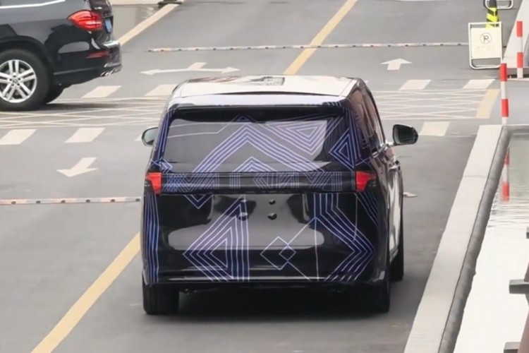 Mẫu MPV này sẽ sử dụng hệ truyền động và đèn pha do Huawei phát triển, đồng thời tích hợp hàng loạt trang bị cao cấp như màn hình giải trí cỡ lớn cho hành khách, tủ lạnh dung tích lớn, máy tạo oxy và cảm biến LiDAR thế hệ mới với 192 tia.