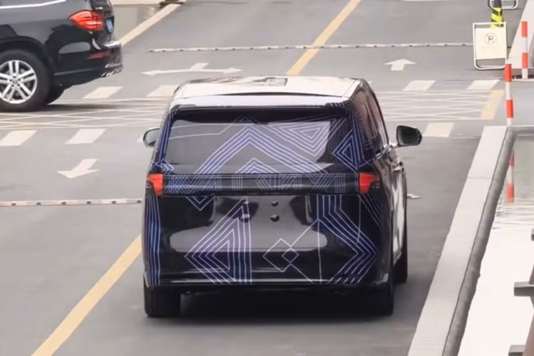 Mẫu MPV này sẽ sử dụng hệ truyền động và đèn pha do Huawei phát triển, đồng thời tích hợp hàng loạt trang bị cao cấp như màn hình giải trí cỡ lớn cho hành khách, tủ lạnh dung tích lớn, máy tạo oxy và cảm biến LiDAR thế hệ mới với 192 tia.