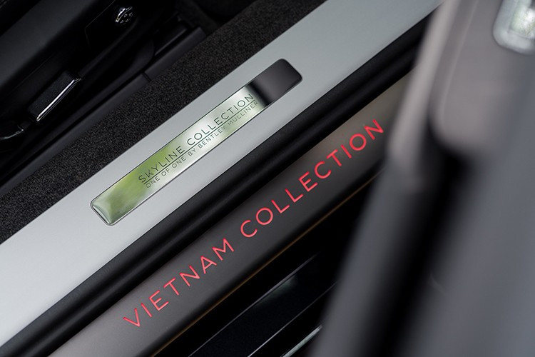 Chưa hết, chiếc xe siêu sang mui trần độc bản này còn có gói độ Mulliner mang đến các chi tiết độc đáo ở cản trước, bên hông và cản sau. Xe lấy cảm hứng từ phong cảnh của Việt Nam, tập trung chính điểm nhấn là ở nội thất, nơi các nghệ nhân Mulliner đã thêu biểu tượng đường chân trời của 3 thành phố Hà Nội, Đà Nẵng, TP.HCM trên phần lưng ghế.