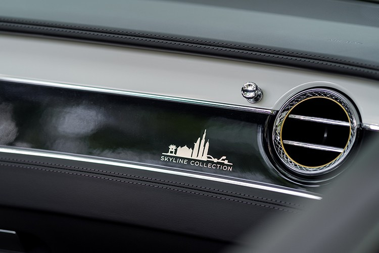 Sau cùng là dòng chữ Skyline Collection xuất hiện trên mặt kính, ngay trước ghế phụ hay dòng chữ Vietnam Collection nổi lên ở phần bệ cửa phát sáng, đã nói lên rằng, đây chính là Bentley Continental GTC S V8 phiên bản Vietnam Skyline Edition độc nhất thế giới.