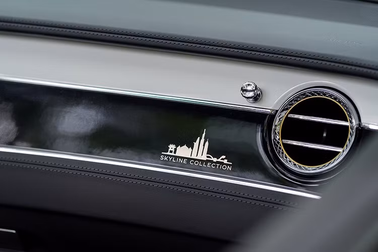 Sau cùng là dòng chữ Skyline Collection xuất hiện trên mặt kính, ngay trước ghế phụ hay dòng chữ Vietnam Collection nổi lên ở phần bệ cửa phát sáng, đã nói lên rằng, đây chính là Bentley Continental GTC S V8 phiên bản Vietnam Skyline Edition độc nhất thế giới.
