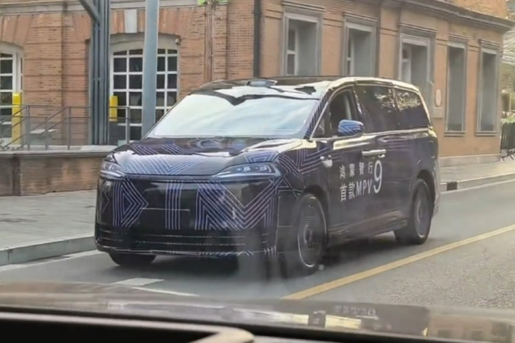 Hàng ghế thứ hai của mẫu xe MPV Luxeed V9 được bố trí hai ghế độc lập, tích hợp chế độ không trọng lực. Một điểm nhấn khác là cốp trước có khả năng bật điện và tự động hít, mang lại trải nghiệm tiện nghi cao cấp.