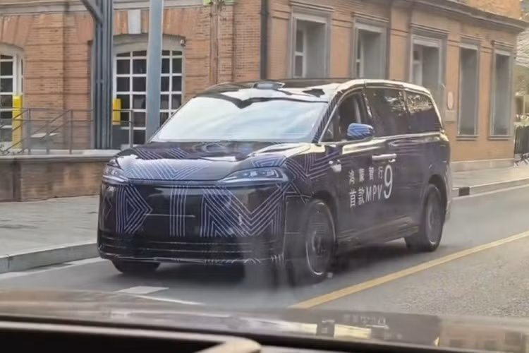 Hàng ghế thứ hai của mẫu xe MPV Luxeed V9 được bố trí hai ghế độc lập, tích hợp chế độ không trọng lực. Một điểm nhấn khác là cốp trước có khả năng bật điện và tự động hít, mang lại trải nghiệm tiện nghi cao cấp.